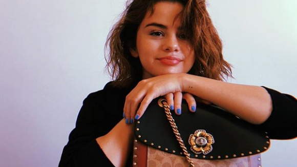 Selena Gomez qualifiée de "moche" par un créateur de mode : ses fans répliquent