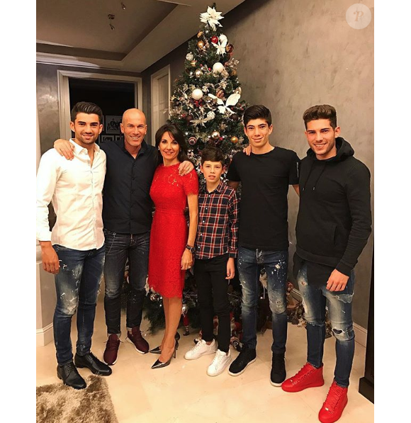 Zinédine Zidane et Véronique sont parents de quatre garçons : Enzo, Lucas, Théo et Eliaz.