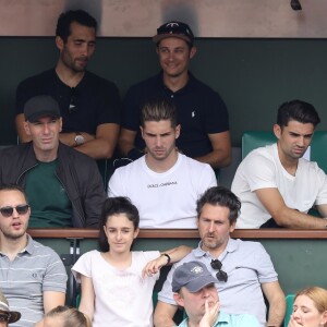 Zinédine Zidane, sa femme Véronique et leurs fils Luca et Enzo dans les tribunes des Internationaux de France de Tennis de Roland Garros à Paris, le 10 juin 2018. © Dominique Jacovides - Cyril Moreau/Bestimage