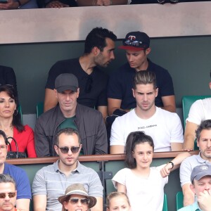 Zinedine Zidane, sa femme Véronique, et leurs fils Luca et Enzo, Martin Fourcade dans les tribunes des Internationaux de France de Tennis de Roland Garros à Paris. Le 10 juin 2018 © Jacovides-Moreau / Bestimage