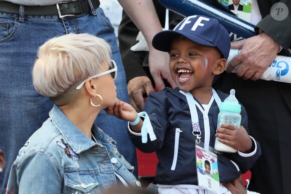 Isabelle Matuidi et son fils Eden - Célébrités dans les tribunes lors du match de coupe de monde de la France contre l'Australie au stade Kazan Arena à Kazan, Russie, le 16 juin 2018.