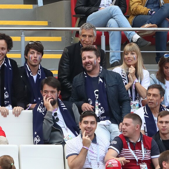 Le chanteur Vianney (Vianney Bureau), Nagui, sa femme Mélanie Page, Jean-François Piège, Bruno Guillon - Célébrités dans les tribunes lors du match de coupe de monde de la France contre l'Australie au stade Kazan Arena à Kazan, Russie, le 16 juin 2018.