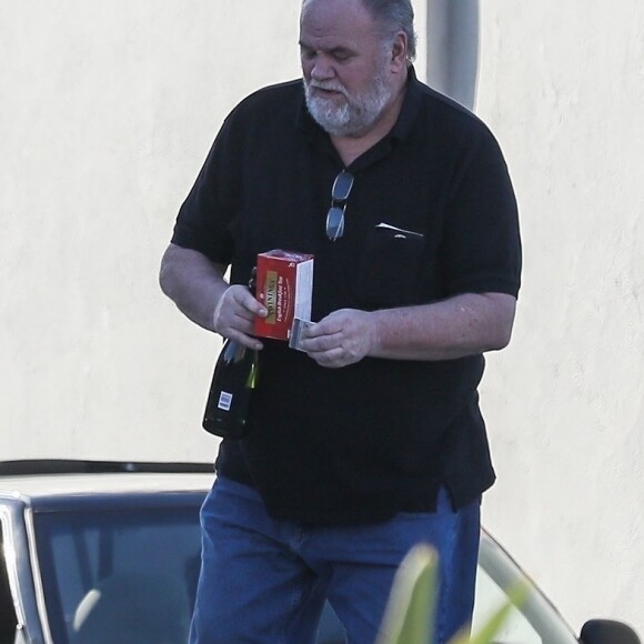 Exclusif - Thomas Markle Senior (père de Meghan) fait des courses dans les rues de Rosarito au Mexique, le 6 décembre 2017