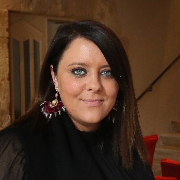 Exclusif - La chanteuse Aurélie Cabrel, fille de Francis Cabrel, ouvre le superbe hôtel restaurant "Le square" à Astaffort le 11 avril 2018, fief de la famille Cabrel, village de 2500 habitants dans la campagne du Lot et Garonne proche d'Agen. L'établissement qui comporte un hôtel de 12 chambres, une brasserie et un restaurant gastronomique de 80 couverts appartenait il y 25 ans à son oncle Philippe et a été entièrement rénové par sa mère Mariette Cabrel (décoratrice d'intérieur). Très attachée au patrimoine astaffortais Aurélie Cabrel a trouvé logique et normal de refaire vivre ce patrimoine qui lui est cher car elle a grandi dans ce village. Aurélie Cabrel a fait appel à Julien Amat, ancien chef du Carré Gourmand à Boé, pour reprendre la gérance du restaurant. Les premières chambres sont au prix de 80 euros et les premiers menus à 19 euros. Aurélie Cabrel a tenu à décorer la salle côté bistrot avec les photos de tous les parrains des Rencontres d'Astaffort toujours pour être en adéquation avec ses valeurs et parce que les artistes font également partis du patrimoine astaffortais de Voix du Sud. La deuxième partie du restaurant : un côté gastronomique le soir et week-end avec un menu à partir de 38 € et à la carte. Le dimanche soir, pour terminer le week-end dans la convivialité, il vous est proposé un retour de bistrot avec un menu unique "surprise" à 20 €. Il est préférable de réserver au 05 53 47 08 24 ou restaurant@lesquareastaffort.fr Les Astaffortais se réjouissent de l'ouverture du Square, aussi les personnes âgées qui ont vu cet établissement vivre ont été les premières à réserver leur place au restaurant. Tout le monde sait que l'hôtellerie n'est pas le métier d'Aurélie Cabrel, et c'est lors d'une pause musicale que cette dernière s'est lancé ce nouveau challenge car elle adore apprendre et se lance toujours des défis pour apprendre. © Patrick Bernard/Bestimage