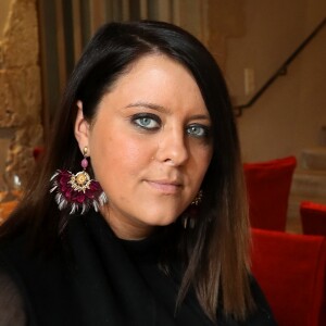 Exclusif - La chanteuse Aurélie Cabrel, fille de Francis Cabrel, ouvre le superbe hôtel restaurant "Le square" à Astaffort le 11 avril 2018, fief de la famille Cabrel, village de 2500 habitants dans la campagne du Lot et Garonne proche d'Agen. L'établissement qui comporte un hôtel de 12 chambres, une brasserie et un restaurant gastronomique de 80 couverts appartenait il y 25 ans à son oncle Philippe et a été entièrement rénové par sa mère Mariette Cabrel (décoratrice d'intérieur). Très attachée au patrimoine astaffortais Aurélie Cabrel a trouvé logique et normal de refaire vivre ce patrimoine qui lui est cher car elle a grandi dans ce village. Aurélie Cabrel a fait appel à Julien Amat, ancien chef du Carré Gourmand à Boé, pour reprendre la gérance du restaurant. Les premières chambres sont au prix de 80 euros et les premiers menus à 19 euros. Aurélie Cabrel a tenu à décorer la salle côté bistrot avec les photos de tous les parrains des Rencontres d'Astaffort toujours pour être en adéquation avec ses valeurs et parce que les artistes font également partis du patrimoine astaffortais de Voix du Sud. La deuxième partie du restaurant : un côté gastronomique le soir et week-end avec un menu à partir de 38 € et à la carte. Le dimanche soir, pour terminer le week-end dans la convivialité, il vous est proposé un retour de bistrot avec un menu unique "surprise" à 20 €. Il est préférable de réserver au 05 53 47 08 24 ou restaurant@lesquareastaffort.fr Les Astaffortais se réjouissent de l'ouverture du Square, aussi les personnes âgées qui ont vu cet établissement vivre ont été les premières à réserver leur place au restaurant. Tout le monde sait que l'hôtellerie n'est pas le métier d'Aurélie Cabrel, et c'est lors d'une pause musicale que cette dernière s'est lancé ce nouveau challenge car elle adore apprendre et se lance toujours des défis pour apprendre. © Patrick Bernard/Bestimage