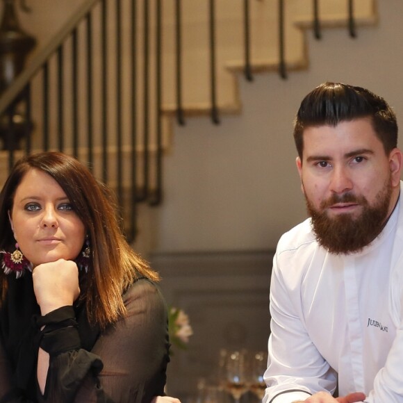 Exclusif - La chanteuse Aurélie Cabrel, fille de Francis Cabrel, ouvre le superbe hôtel restaurant "Le square" à Astaffort le 11 avril 2018, fief de la famille Cabrel, village de 2500 habitants dans la campagne du Lot et Garonne proche d'Agen. L'établissement qui comporte un hôtel de 12 chambres, une brasserie et un restaurant gastronomique de 80 couverts appartenait il y 25 ans à son oncle Philippe et a été entièrement rénové par sa mère Mariette Cabrel (décoratrice d'intérieur). Très attachée au patrimoine astaffortais Aurélie Cabrel a trouvé logique et normal de refaire vivre ce patrimoine qui lui est cher car elle a grandi dans ce village. Aurélie Cabrel a fait appel à Julien Amat, ancien chef du Carré Gourmand à Boé, pour reprendre la gérance du restaurant. Les premières chambres sont au prix de 80 euros et les premiers menus à 19 euros. Aurélie Cabrel a tenu à décorer la salle côté bistrot avec les photos de tous les parrains des Rencontres d'Astaffort toujours pour être en adéquation avec ses valeurs et parce que les artistes font également partis du patrimoine astaffortais de Voix du Sud. La deuxième partie du restaurant : un côté gastronomique le soir et week-end avec un menu à partir de 38 € et à la carte. Le dimanche soir, pour terminer le week-end dans la convivialité, il vous est proposé un retour de bistrot avec un menu unique "surprise" à 20 €. Il est préférable de réserver au 05 53 47 08 24 ou restaurant@lesquareastaffort.fr Les Astaffortais se réjouissent de l'ouverture du Square, aussi les personnes âgées qui ont vu cet établissement vivre ont été les premières à réserver leur place au restaurant. Tout le monde sait que l'hôtellerie n'est pas le métier d'Aurélie Cabrel, et c'est lors d'une pause musicale que cette dernière s'est lancé ce nouveau challenge car elle adore apprendre et se lance toujours des défis pour apprendre. © Patrick Bernard/Bestimage