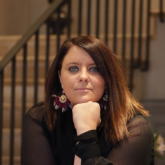 Exclusif - La chanteuse Aurélie Cabrel, fille de Francis Cabrel, ouvre le superbe hôtel restaurant "Le square" à Astaffort le 11 avril 2018, fief de la famille Cabrel, village de 2500 habitants dans la campagne du Lot et Garonne proche d'Agen. L'établissement qui comporte un hôtel de 12 chambres, une brasserie et un restaurant gastronomique de 80 couverts appartenait il y 25 ans à son oncle Philippe et a été entièrement rénové par sa mère Mariette Cabrel (décoratrice d'intérieur). Très attachée au patrimoine astaffortais Aurélie Cabrel a trouvé logique et normal de refaire vivre ce patrimoine qui lui est cher car elle a grandi dans ce village. Aurélie Cabrel a fait appel à Julien Amat, ancien chef du Carré Gourmand à Boé, pour reprendre la gérance du restaurant. Les premières chambres sont au prix de 80 euros et les premiers menus à 19 euros. Aurélie Cabrel a tenu à décorer la salle côté bistrot avec les photos de tous les parrains des Rencontres d'Astaffort toujours pour être en adéquation avec ses valeurs et parce que les artistes font également partis du patrimoine astaffortais de Voix du Sud. La deuxième partie du restaurant : un côté gastronomique le soir et week-end avec un menu à partir de 38 € et à la carte. Le dimanche soir, pour terminer le week-end dans la convivialité, il vous est proposé un retour de bistrot avec un menu unique "surprise" à 20 €. Il est préférable de réserver au 05 53 47 08 24 ou restaurant@lesquareastaffort.fr Les Astaffortais se réjouissent de l'ouverture du Square, aussi les personnes âgées qui ont vu cet établissement vivre ont été les premières à réserver leur place au restaurant. Tout le monde sait que l'hôtellerie n'est pas le métier d'Aurélie Cabrel, et c'est lors d'une pause musicale que cette dernière s'est lancé ce nouveau challenge car elle adore apprendre et se lance toujours des défis pour apprendre. © Patrick Bernard/Bestimage
