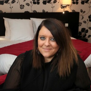Exclusif - La chanteuse Aurélie Cabrel, fille de Francis Cabrel, ouvre le superbe hôtel restaurant "Le square" à Astaffort le 11 avril 2018, fief de la famille Cabrel, village de 2500 habitants dans la campagne du Lot et Garonne proche d'Agen. L'établissement qui comporte un hôtel de 12 chambres, une brasserie et un restaurant gastronomique de 80 couverts appartenait il y 25 ans à son oncle Philippe et a été entièrement rénové par sa mère Mariette Cabrel (décoratrice d'intérieur). Très attachée au patrimoine astaffortais Aurélie Cabrel a trouvé logique et normal de refaire vivre ce patrimoine qui lui est cher car elle a grandi dans ce village. Aurélie Cabrel a fait appel à Julien Amat, ancien chef du Carré Gourmand à Boé, pour reprendre la gérance du restaurant. Les premières chambres sont au prix de 80 euros et les premiers menus à 19 euros. Aurélie Cabrel a tenu à décorer la salle côté bistrot avec les photos de tous les parrains des Rencontres d'Astaffort toujours pour être en adéquation avec ses valeurs et parce que les artistes font également partis du patrimoine astaffortais de Voix du Sud. La deuxième partie du restaurant : un côté gastronomique le soir et week-end avec un menu à partir de 38 € et à la carte. Le dimanche soir, pour terminer le week-end dans la convivialité, il vous est proposé un retour de bistrot avec un menu unique "surprise" à 20 €. Il est préférable de réserver au 05 53 47 08 24 ou restaurant@lesquareastaffort.fr Les Astaffortais se réjouissent de l'ouverture du Square, aussi les personnes âgées qui ont vu cet établissement vivre ont été les premières à réserver leur place au restaurant. Tout le monde sait que l'hôtellerie n'est pas le métier d'Aurélie Cabrel, et c'est lors d'une pause musicale que cette dernière s'est lancé ce nouveau challenge car elle adore apprendre et se lance toujours des défis pour apprendre. © Patrick Bernard/Bestimage