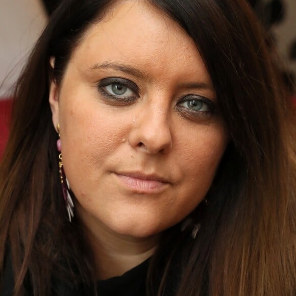 Exclusif - La chanteuse Aurélie Cabrel, fille de Francis Cabrel, ouvre le superbe hôtel restaurant "Le square" à Astaffort le 11 avril 2018, fief de la famille Cabrel, village de 2500 habitants dans la campagne du Lot et Garonne proche d'Agen. L'établissement qui comporte un hôtel de 12 chambres, une brasserie et un restaurant gastronomique de 80 couverts appartenait il y 25 ans à son oncle Philippe et a été entièrement rénové par sa mère Mariette Cabrel (décoratrice d'intérieur). Très attachée au patrimoine astaffortais Aurélie Cabrel a trouvé logique et normal de refaire vivre ce patrimoine qui lui est cher car elle a grandi dans ce village. Aurélie Cabrel a fait appel à Julien Amat, ancien chef du Carré Gourmand à Boé, pour reprendre la gérance du restaurant. Les premières chambres sont au prix de 80 euros et les premiers menus à 19 euros. Aurélie Cabrel a tenu à décorer la salle côté bistrot avec les photos de tous les parrains des Rencontres d'Astaffort toujours pour être en adéquation avec ses valeurs et parce que les artistes font également partis du patrimoine astaffortais de Voix du Sud. La deuxième partie du restaurant : un côté gastronomique le soir et week-end avec un menu à partir de 38 € et à la carte. Le dimanche soir, pour terminer le week-end dans la convivialité, il vous est proposé un retour de bistrot avec un menu unique "surprise" à 20 €. Il est préférable de réserver au 05 53 47 08 24 ou restaurant@lesquareastaffort.fr Les Astaffortais se réjouissent de l'ouverture du Square, aussi les personnes âgées qui ont vu cet établissement vivre ont été les premières à réserver leur place au restaurant. Tout le monde sait que l'hôtellerie n'est pas le métier d'Aurélie Cabrel, et c'est lors d'une pause musicale que cette dernière s'est lancé ce nouveau challenge car elle adore apprendre et se lance toujours des défis pour apprendre. © Patrick Bernard/Bestimage