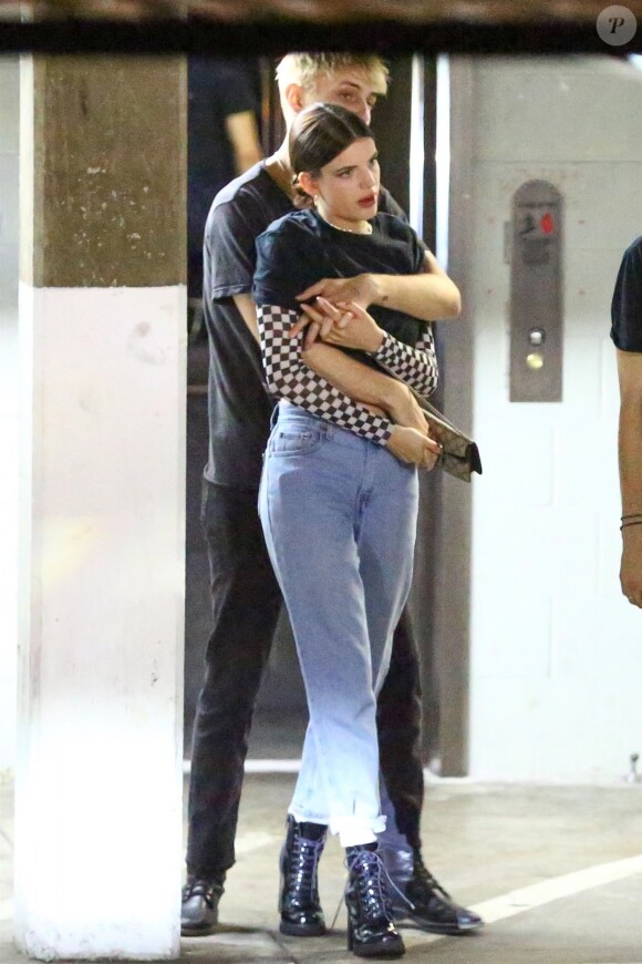 Peu de temps après que Kendall Jenner soit partie, Anwar Hadid enlace et embrasse Sonia Ben Ammar dans le cou à la sortie du club "Poppy" à Los Angeles, le 18 juin 2018.