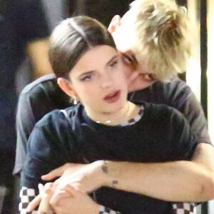 Peu de temps après que Kendall Jenner soit partie, Anwar Hadid enlace et embrasse Sonia Ben Ammar dans le cou à la sortie du club "Poppy" à Los Angeles, le 18 juin 2018.