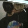 Peu de temps après que Kendall Jenner soit partie, Anwar Hadid enlace et embrasse Sonia Ben Ammar dans le cou à la sortie du club "Poppy" à Los Angeles, le 18 juin 2018.