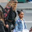 Exclusif - Blue Ivy (fille de Beyonce et Jay-Z) , habillée en tenue de danseuse, se rend à lOpéra Garnier avec sa grand-mère Tina Knowles pendant que ses parents sont en répétitions à l'U Arena le 23 mai 2018.
