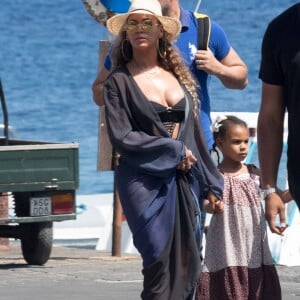 Exclusif - Beyoncé et son mari Jay Z en vacances sur l'Ile de Lipari en Sicile avec leur fille Blue Ivy le 12 août 2016.
