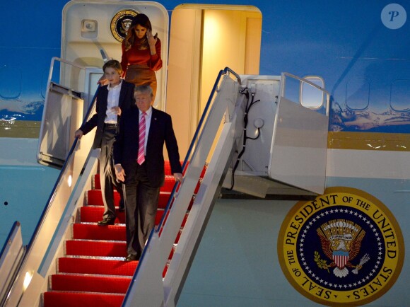 Le président des Etats-Unis Donald Trump, sa femme Melania Trump et leur fils Barron Trump descendent de l'avion présidentiel à West Palm Beach en Floride. Le président et sa famille sont venus célébrer Thanksgiving dans leur propriété de 'Mar-a-Lago' à Palm Beach, le 22 novembre 2017.