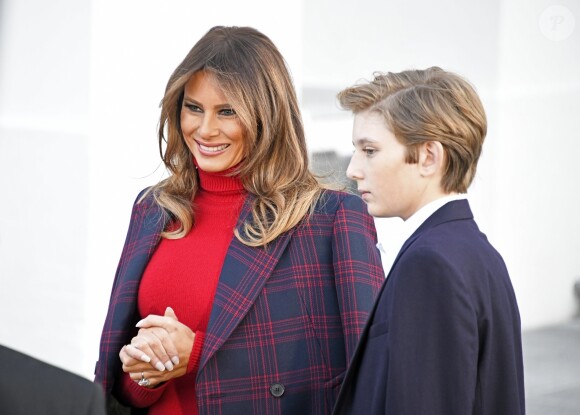 La première dame des Etats-Unis, Melania Trump et son fils Barron Trump reçoivent l'arbre de Noël qui se trouvera dans la Pièce Bleue de la Maison Blanche à Washington DC, le 20 novembre 2017.