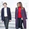 La première dame des Etats-Unis, Melania Trump et son fils Barron Trump reçoivent l'arbre de Noël qui se trouvera dans la Pièce Bleue de la Maison Blanche à Washington DC, le 20 novembre 2017.