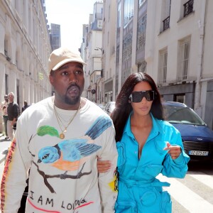 C'est le grand retour de Kim Kardashian à Paris pour son ami, le créateur Virgil Abloh. La star, accompagnée de son mari Kanye West, s'est rendue au défilé de mode homme printemps-été 2019 Louis Vuitton à Paris, le 21 juin 2018.