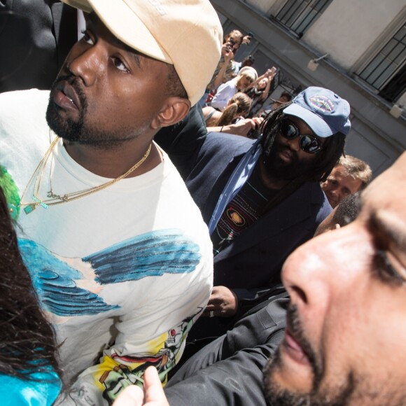 C'est le grand retour de Kim Kardashian à Paris pour son ami, le créateur Virgil Abloh. La star, accompagnée de son mari Kanye West, s'est rendue au défilé de mode homme printemps-été 2019 Louis Vuitton à Paris, le 21 juin 2018.