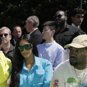 Travis Scott, sa compagne Kylie Jenner, Kim Kardashian, Kanye West et Jordyn Woods au défilé homme printemps-été 2019 Louis Vuitton, signé Virgil Abloh, au Palais-Royal à Paris, le 21 juin 2018. © Olivier Borde / Bestimage