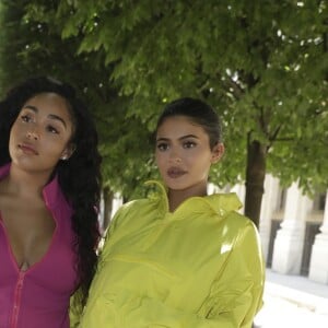 Kylie Jenner et son amie Jordyn Woods au défilé homme printemps-été 2019 Louis Vuitton, signé Virgil Abloh, au Palais-Royal à Paris, le 21 juin 2018. © Olivier Borde / Bestimage