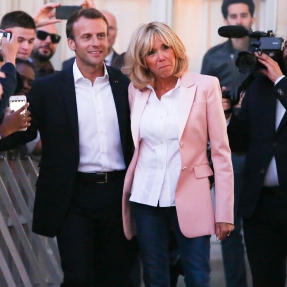 Le président de la République Emmanuel Macron et sa femme la Première Dame Brigitte Macron (Trogneux) - Pour la première fois dans l'histoire du palais présidentiel, le président de la République française et sa femme la Première Dame ont ouvert au grand public les portes du palais de l'Élysée pour la Fête de la musique à Paris, France, le 21 juin 2018. © Hamilton/Pool/Bestimage