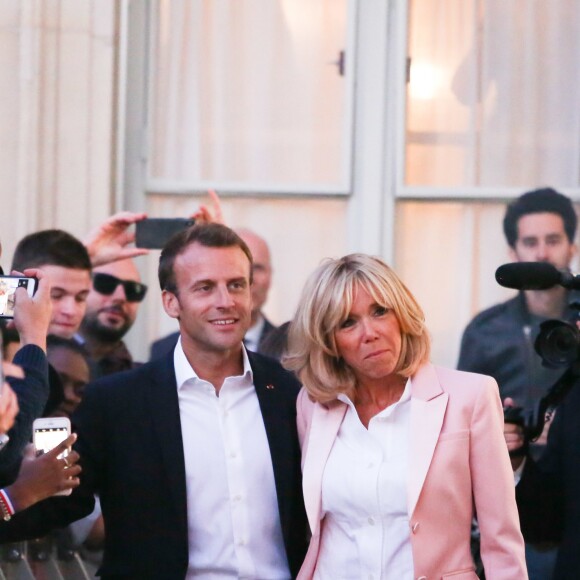 Le président de la République Emmanuel Macron et sa femme la Première Dame Brigitte Macron (Trogneux) - Pour la première fois dans l'histoire du palais présidentiel, le président de la République française et sa femme la Première Dame ont ouvert au grand public les portes du palais de l'Élysée pour la Fête de la musique à Paris, France, le 21 juin 2018. © Hamilton/Pool/Bestimage