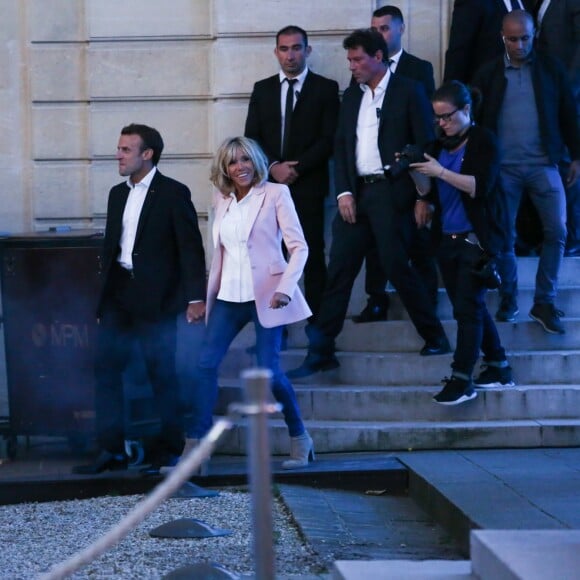 Le président de la République Emmanuel Macron et sa femme la Première Dame Brigitte Macron (Trogneux) - Pour la première fois dans l'histoire du palais présidentiel, le président de la République française et sa femme la Première Dame ont ouvert au grand public les portes du palais de l'Élysée pour la Fête de la musique à Paris, France, le 21 juin 2018.  © Hamilton/Pool/Bestimage