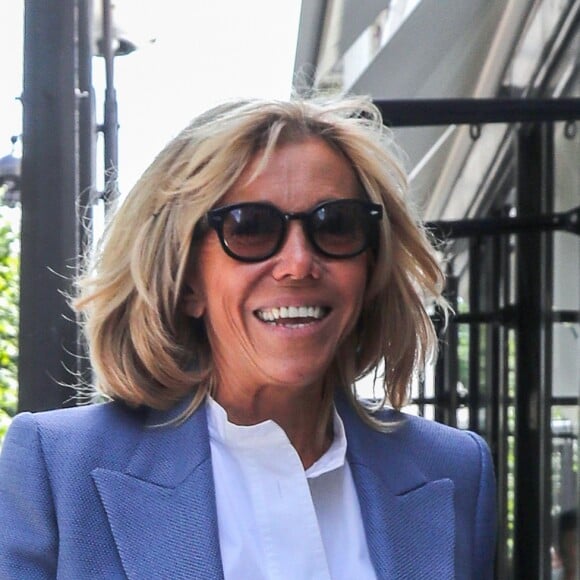 La Première Dame Brigitte Macron (Trogneux), quelques heures avant la Fête de la Musique au Palais de l'Elysée, lors de sa promenade journalière avenue Montaigne à Paris, France, le 21 juin 2018. © Bestimage