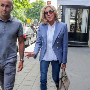 La Première Dame Brigitte Macron (Trogneux), quelques heures avant la Fête de la Musique au Palais de l'Elysée, lors de sa promenade journalière avenue Montaigne à Paris, France, le 21 juin 2018. © Bestimage