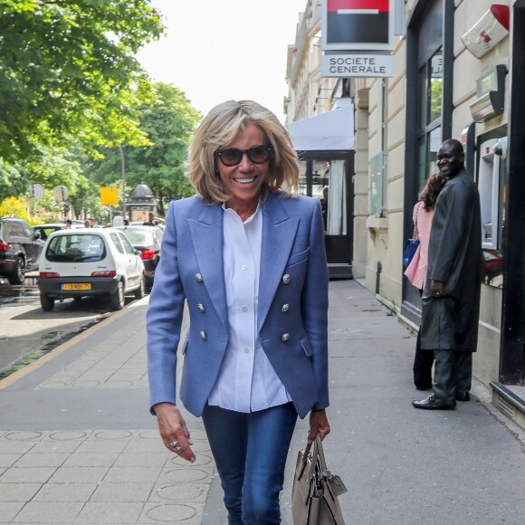 La Première Dame Brigitte Macron (Trogneux), quelques heures avant la Fête de la Musique au Palais de l'Elysée, lors de sa promenade journalière avenue Montaigne à Paris, France, le 21 juin 2018. © Bestimage