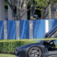  Une BMW est garée près du vendeur de moto où le rappeur XXXTentacion a été assassiné le 18 juin 2018 à Miami.  
  