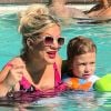 Exclusif - Tori Spelling passe du bon temps en famille avec son mari Dean McDermott et ses enfants Hattie, Finn, Beau, Liam et Stella. Palm Springs, le 17 juin 2018.