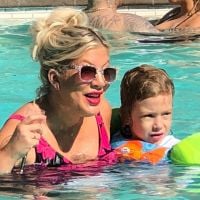 Tori Spelling : Plus pulpeuse qu'elle le prétend, elle se délasse en famille