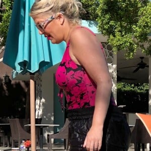 Exclusif - Tori Spelling passe du bon temps en famille avec son mari Dean McDermott et ses enfants Hattie, Finn, Beau, Liam et Stella. Palm Springs, le 17 juin 2018.