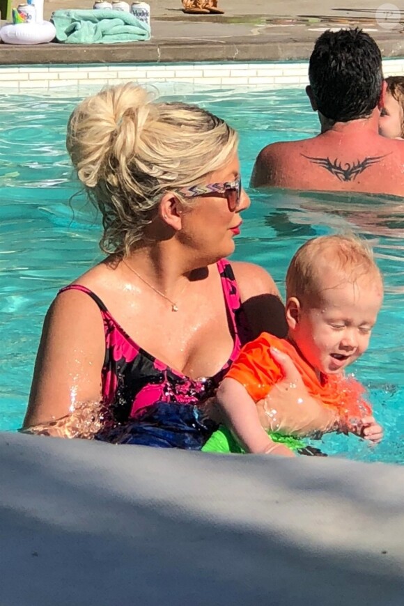 Exclusif - Tori Spelling passe du bon temps en famille avec son mari Dean McDermott et ses enfants Hattie, Finn, Beau, Liam et Stella. Palm Springs, le 17 juin 2018.