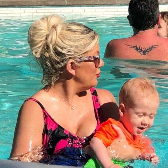 Exclusif - Tori Spelling passe du bon temps en famille avec son mari Dean McDermott et ses enfants Hattie, Finn, Beau, Liam et Stella. Palm Springs, le 17 juin 2018.