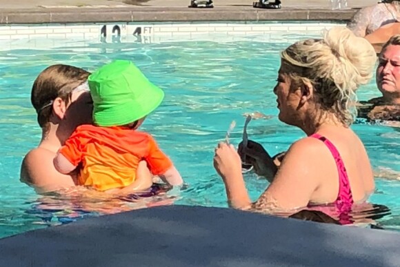 Exclusif - Tori Spelling passe du bon temps en famille avec son mari Dean McDermott et ses enfants Hattie, Finn, Beau, Liam et Stella. Palm Springs, le 17 juin 2018.