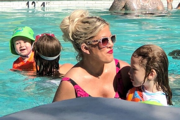 Exclusif - Tori Spelling passe du bon temps en famille avec son mari Dean McDermott et ses enfants Hattie, Finn, Beau, Liam et Stella. Palm Springs, le 17 juin 2018.