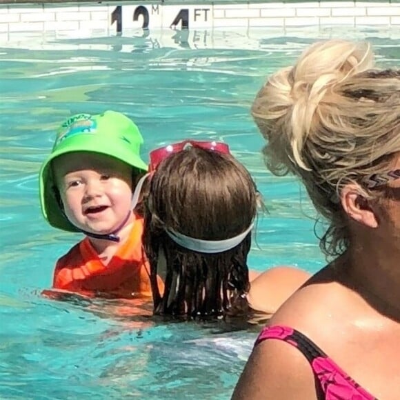 Exclusif - Tori Spelling passe du bon temps en famille avec son mari Dean McDermott et ses enfants Hattie, Finn, Beau, Liam et Stella. Palm Springs, le 17 juin 2018.