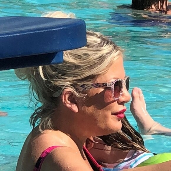 Exclusif - Tori Spelling passe du bon temps en famille avec son mari Dean McDermott et ses enfants Hattie, Finn, Beau, Liam et Stella. Palm Springs, le 17 juin 2018.