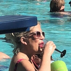 Exclusif - Tori Spelling passe du bon temps en famille avec son mari Dean McDermott et ses enfants Hattie, Finn, Beau, Liam et Stella. Palm Springs, le 17 juin 2018.