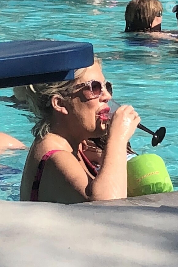 Exclusif - Tori Spelling passe du bon temps en famille avec son mari Dean McDermott et ses enfants Hattie, Finn, Beau, Liam et Stella. Palm Springs, le 17 juin 2018.