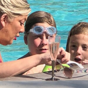 Exclusif - Tori Spelling passe du bon temps en famille avec son mari Dean McDermott et ses enfants Hattie, Finn, Beau, Liam et Stella. Palm Springs, le 17 juin 2018.