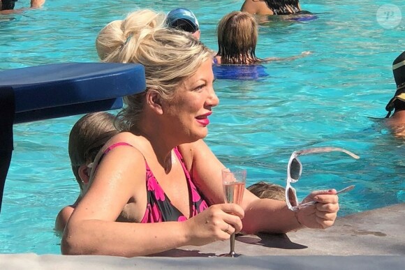 Exclusif - Tori Spelling passe du bon temps en famille avec son mari Dean McDermott et ses enfants Hattie, Finn, Beau, Liam et Stella. Palm Springs, le 17 juin 2018.