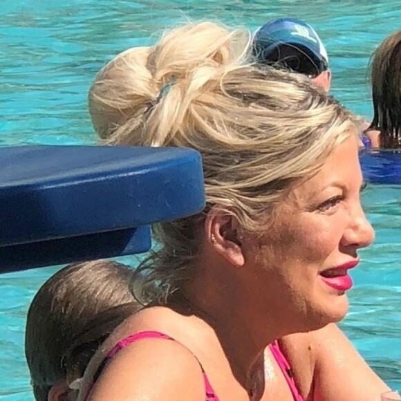 Exclusif - Tori Spelling passe du bon temps en famille avec son mari Dean McDermott et ses enfants Hattie, Finn, Beau, Liam et Stella. Palm Springs, le 17 juin 2018.