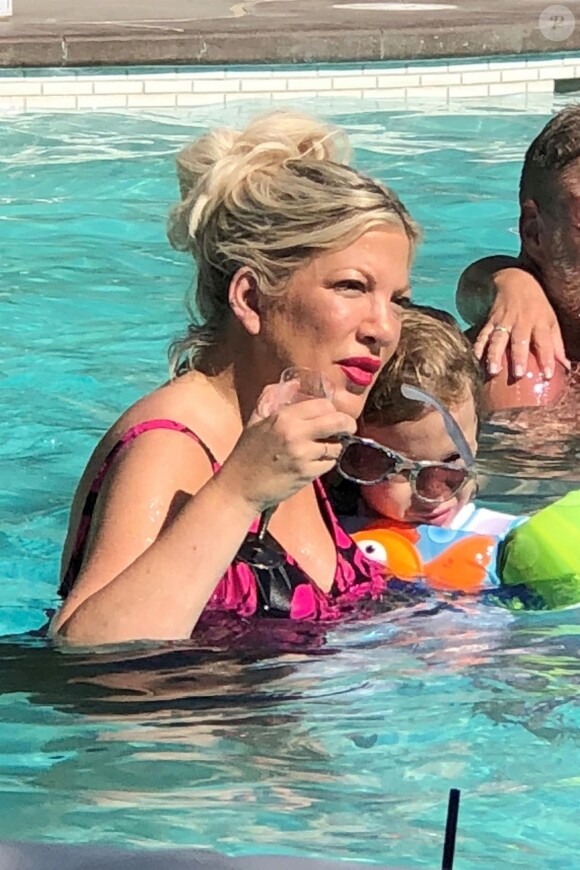 Exclusif - Tori Spelling passe du bon temps en famille avec son mari Dean McDermott et ses enfants Hattie, Finn, Beau, Liam et Stella. Palm Springs, le 17 juin 2018.
