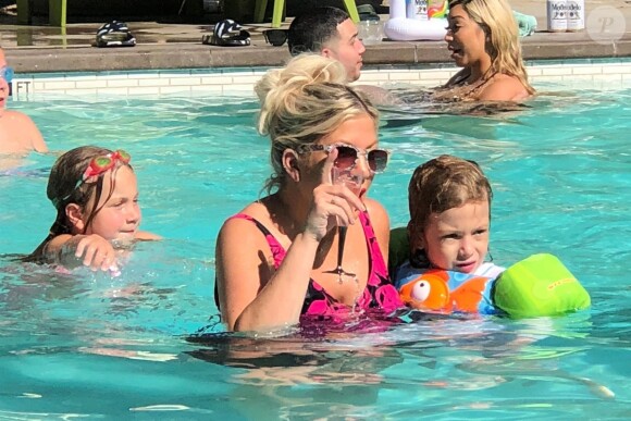 Exclusif - Tori Spelling passe du bon temps en famille avec son mari Dean McDermott et ses enfants Hattie, Finn, Beau, Liam et Stella. Palm Springs, le 17 juin 2018.