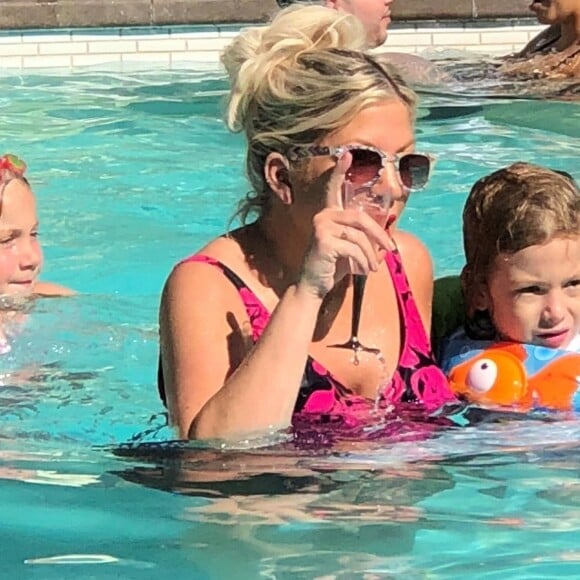 Exclusif - Tori Spelling passe du bon temps en famille avec son mari Dean McDermott et ses enfants Hattie, Finn, Beau, Liam et Stella. Palm Springs, le 17 juin 2018.