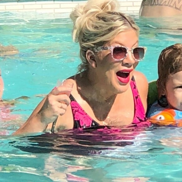 Exclusif - Tori Spelling passe du bon temps en famille avec son mari Dean McDermott et ses enfants Hattie, Finn, Beau, Liam et Stella. Palm Springs, le 17 juin 2018.
